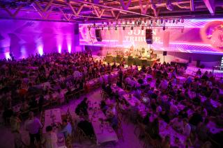 Suomen kuumimmat pikkujoulubileet – Show & Dinner on the Beach