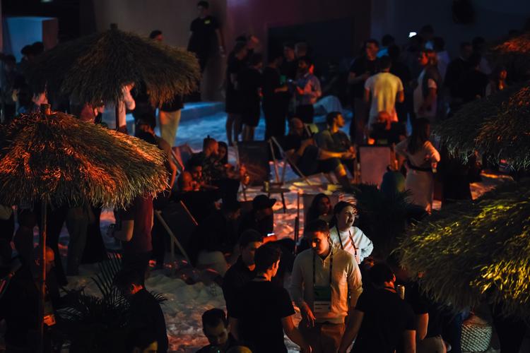 Suomen kuumimmat pikkujoulubileet – Show & Dinner on the Beach 12.12.2025!